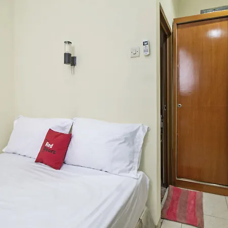 RedDoorz Plus near Ciputra World Kuningan 2-3